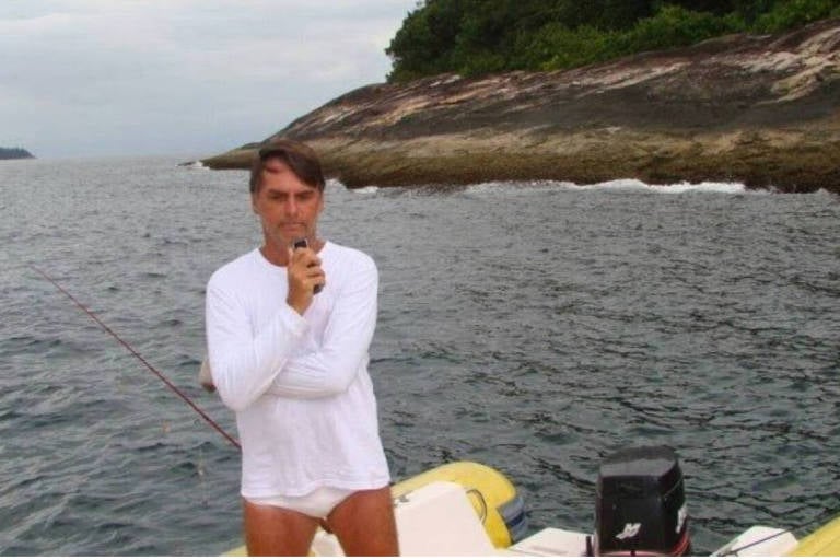 Mesmo com foto feita por fiscais do Ibama, Bolsonaro alega inocência e diz que estava no aeroporto Santos Dumont naquele momento 