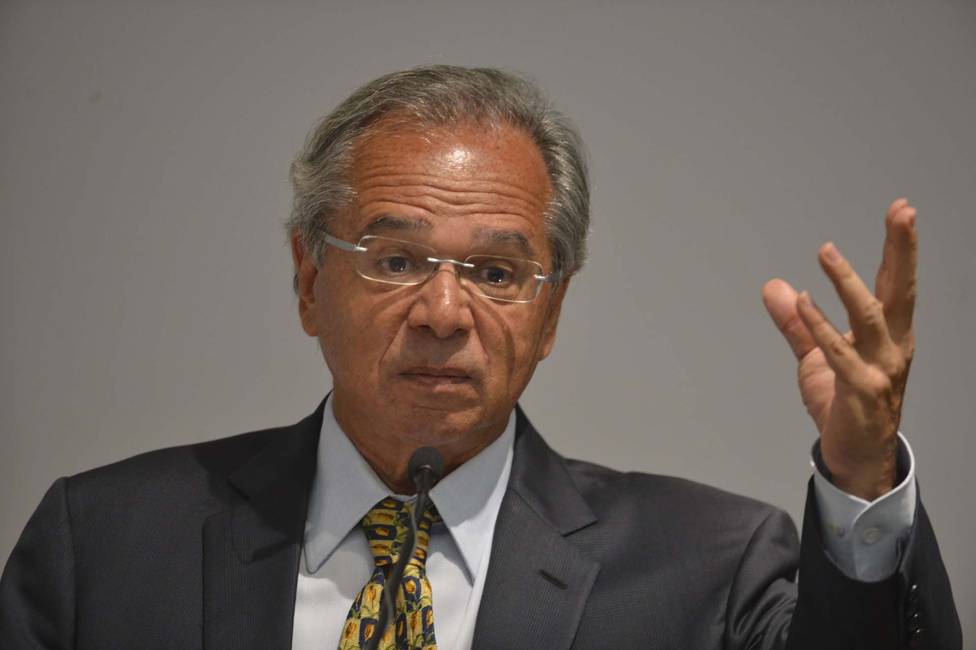 O ministro Paulo Guedes (Economia) adiou o envio da PEC do pacto federativo até que outra PEC de interesse do governo, a reforma da Previdência, ganhe ritmo