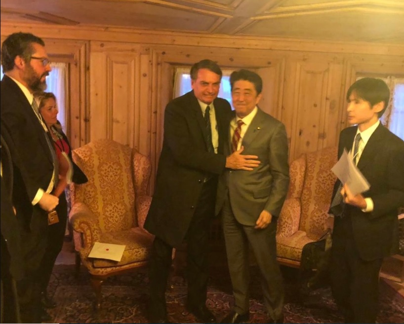 Bolsonaro se reúne com premiê japonês na Suíça