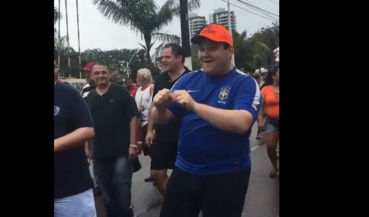 Assessoria de Alcolumbre informou que vídeo é de um bloco de rua em Macapá (AP), feito na despedida do Caranval[fotografo]Reprodução/Twitter[/fotografo]