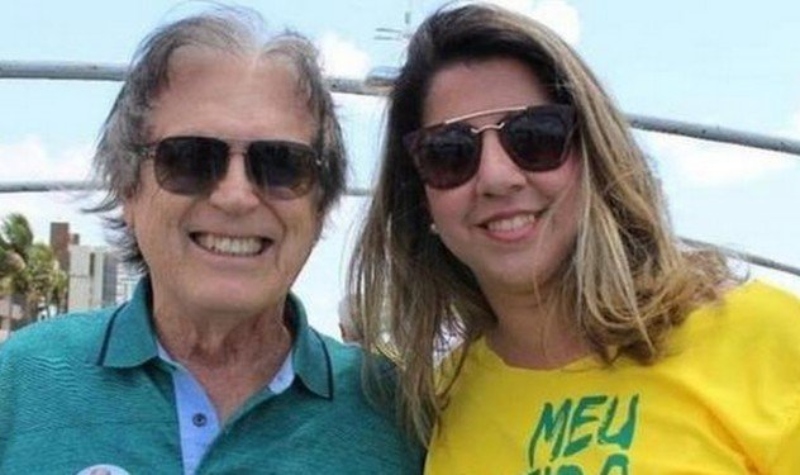 Presidente nacional do PSL, Luciano Bivar posa com Mariana Nunes, que foi candidata a deputada estadual[fotografo]Reprodução / O Globo[/fotografo]