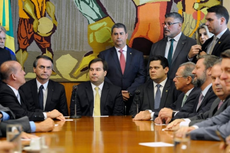 Onyx, Bolsonaro e Maia (sentados, à esq.) dividem a cena com Alexandre Frota e Flávio Bolsonaro (em pé, à dir.)[fotografo]Luis Macedo / Câmara dos Deputados[/fotografo]