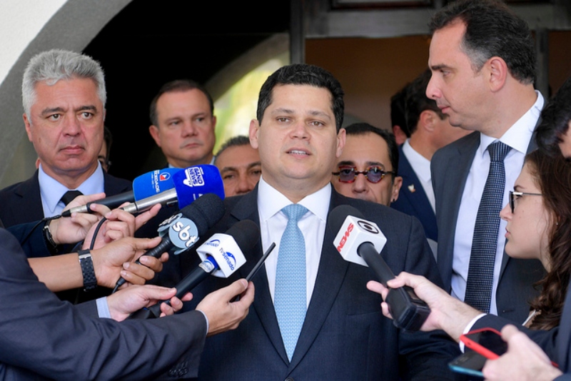 Entre Major Olímpio (à esq.) e Rodrigo Pacheco, presidente do Senado, Davi Alcolumbre [fotografo]Marcos Brandão / Senado Federal[/fotografo]