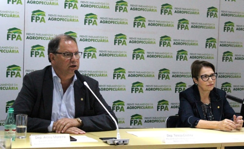 Ao lado da ministra da Agricultura, Tereza Cristina,
Alceu Moreira discursa como novo presidente da FPA[fotografo]Divulgação[/fotografo]  