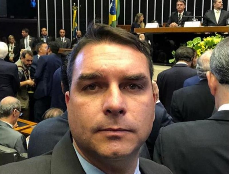 Ex-funcionária de Flávio Bolsonaro na Alerj faturou R$ 55 mil durante a campanha eleitoral[fotografo]Instagram / Flávio Bolsonaro[/fotografo]