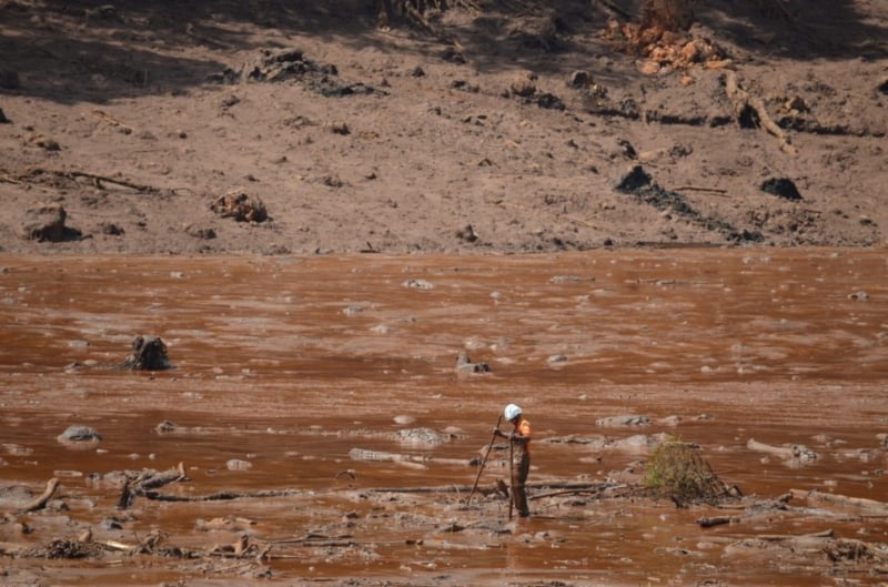 Bombeiro no local do acidente em Brumadinho[fotografo]Corpo de Bombeiros MG[/fotografo] 