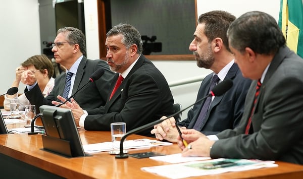 Na condição de líder do PT na Câmara, Paulo Pimenta (ao centro) tem a prerrogativa de indicar nomes do partido para comissões, mas ainda não o fez[fotografo]Lula Marques / Agência PT[/fotografo]