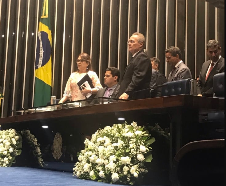 Simone e Renan subiram à mesa com Alcolumbre para protestar contra a condução da votação[fotografo]Twitter Sen. Davi Alcolumbre[/fotografo]