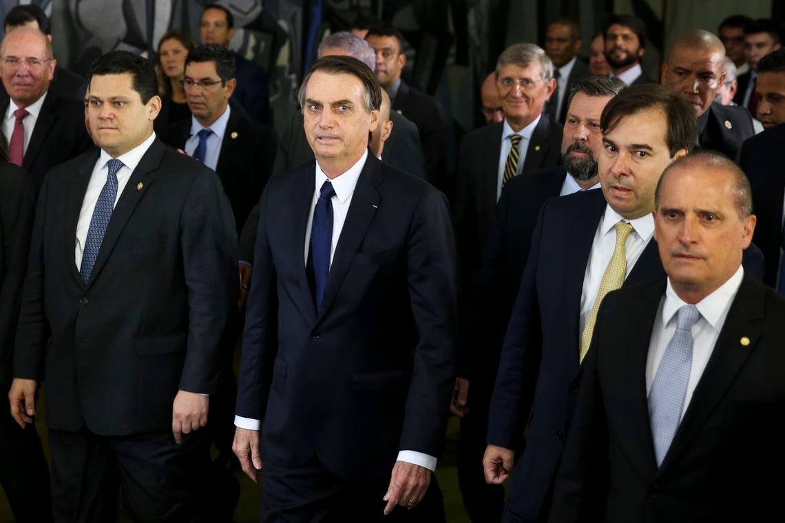 Bolsonaro, entre os presidentes do Senado, Davi Alcolumbre, e da Câmara, Rodrigo Maia, e o ministro Onyx Lorenzoni na entrega da proposta de reforma ao Congresso[fotografo]Marcelo Camargo/ABr[/fotografo] 