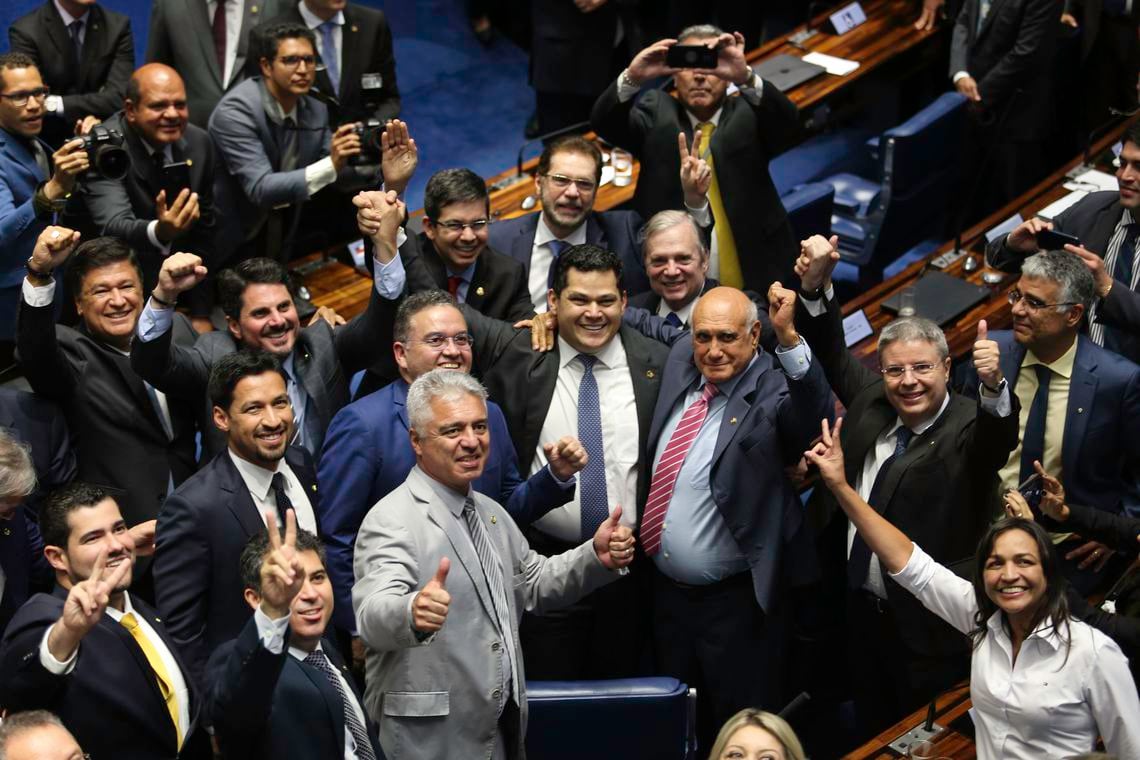 Davi, ao centro, comemora sua eleição com aliados de vários partidos[fotografo]Fábio Rodrigues Pozzebom/ABr[/fotografo]