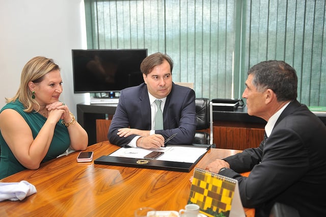 Joice foi cabo eleitoral de Rodrigo Maia em sua reeleição à presidência da Câmara. Na foto, os dois conversam com o ministro da Secretaria de Governo, Carlos Alberto dos Santos Cruz[fotografo]J. Batista/Ag. Câmara[/fotografo]