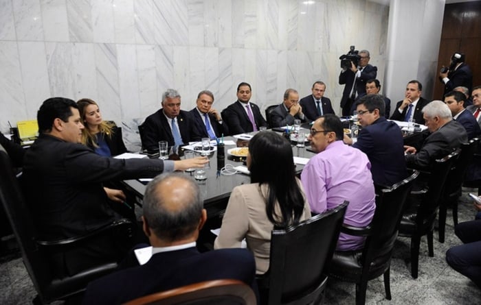 Alcolumbre encabeça reunião de líderes para definir postos de comando