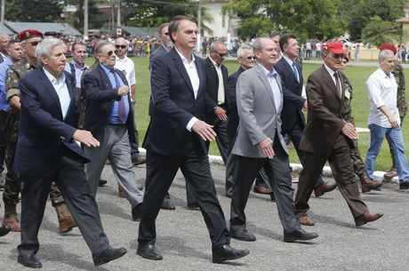 Bolsonaro marcha com militares[fotografo]Fernando Frazão/ABr[/fotografo]