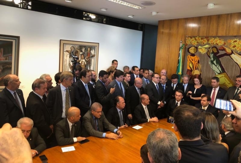 Bolsonaro e Maia rodeados de parlamentares durante apresentação da reforma, que durou cerca de 20 minutos[fotografo]Twitter / Major Vitor Hugo[/fotografo]