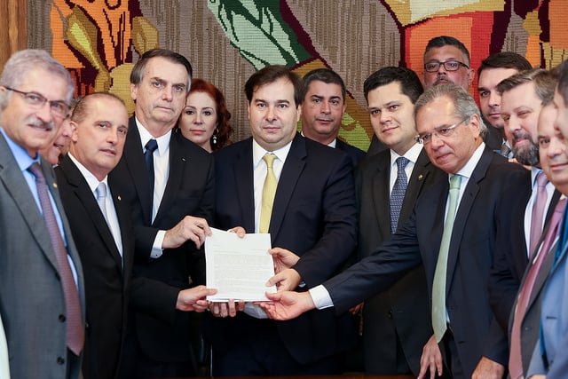 Bolsonaro levou o ministro da Economia, Paulo Guedes (à direita, de gravata verde), ao Congresso para entregar a proposta de reforma da Previdência[fotografo]Marcos Corrêa/ABr[/fotografo]