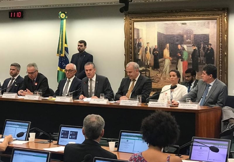 Comissão externa avança enquanto CPI do Senado desperta suspeita, segundo Júlio Delgado (de gravata marrom): 