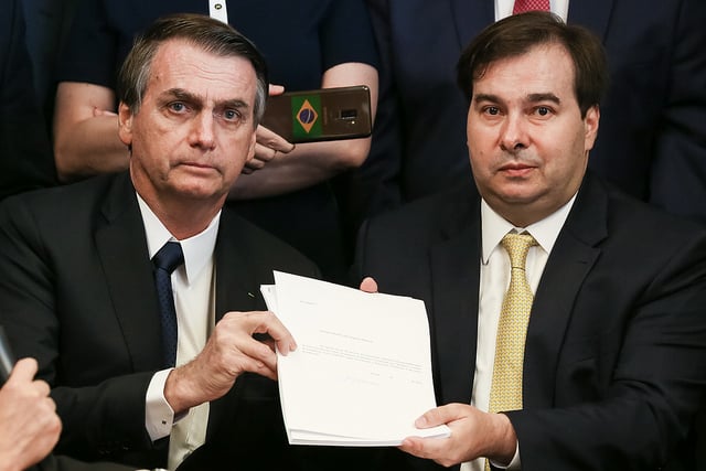 Presidente Jair Bolsonaro foi pressoalmente à Câmara entregar o projeto de reforma da Previdência dos militares ao presidente da Casa, Rodrigo Maia (DEM-RJ) [fotografo]Marcos Corrêa/PR[/fotografo]