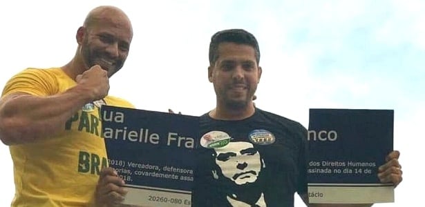 Daniel Silveira, à esquerda, e o hoje deputado estadual Rodrigo Amorim, também do PSL, causaram polêmica ao quebrar ao meio uma placa que homenageava a vereadora Marielle Franco, assassinada em março de 2018. Foto: Reprodução/Instagram