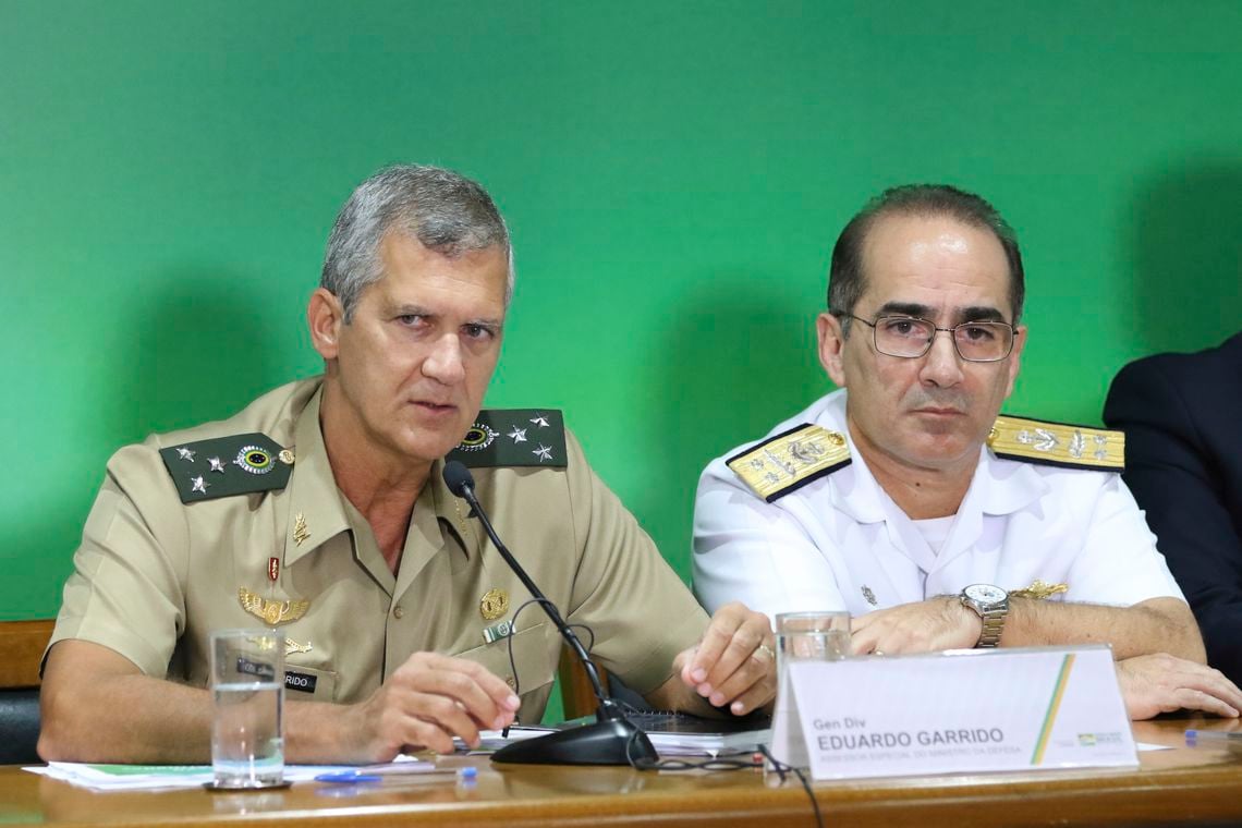 O assessor especial do ministro da Defesa, general de Divisão, Eduardo Castanheira Garrido Alves e o diretor de Finanças da Marinha, Hugo Nogueira[fotografo]Fabio Pozzebom / Agência Brasil[/fotografo]