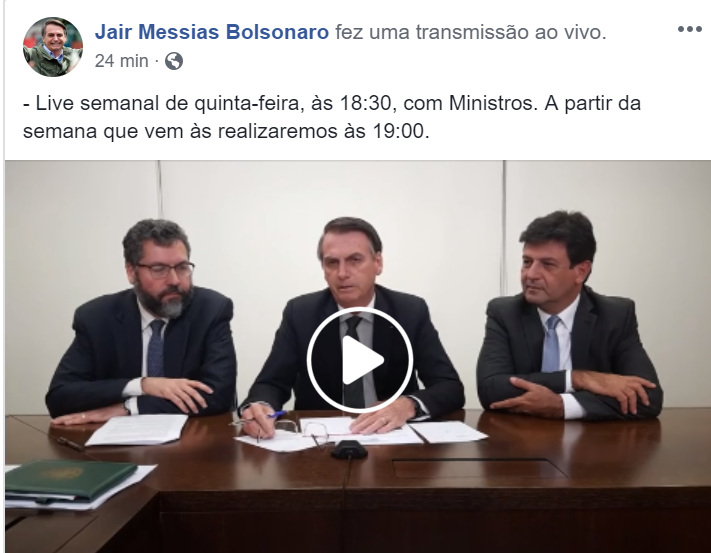 Os ministros Ernesto Araújo (Relações Exteriores) e Mandetta (Saúde) acompanham Bolsonaro na transmissão ao vivo pelo Facebook[fotografo]Reprodução[/fotografo]