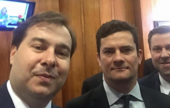 Selfie tirada pelo presidente da Câmara, Rodrigo Maia, com o ministro da Justiça, Sérgio Moro, na entrega do projeto anticrime [fotografo]Reprodução / Rodrigo Maia[/fotografo]