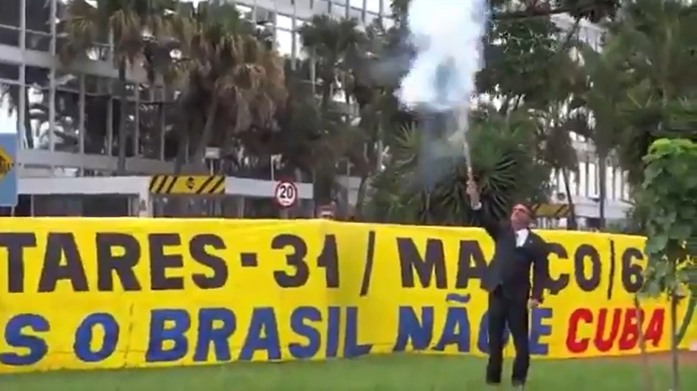 Ainda deputado, Bolsonaro costumava comemorar o golpe de 1964 soltando foguetes em frente ao Ministério da Defesa[fotografo]Reprodução[/fotografo]