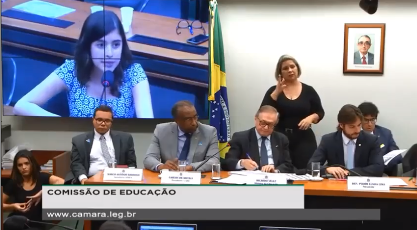 Tabata (no vídeo) desafiou Ricardo Vélez Rodríguez a apresentar propostas para a educação