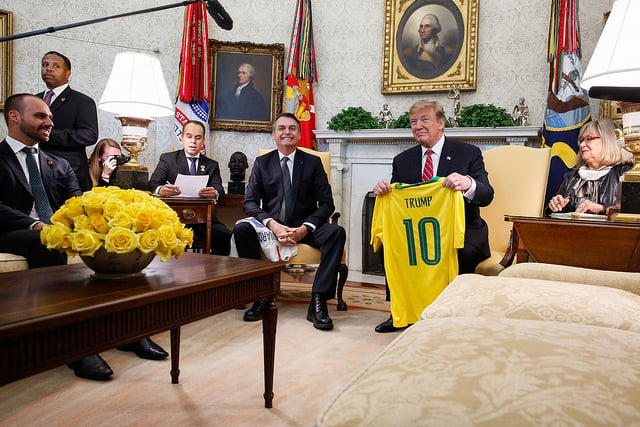 Trump e Bolsonaro trocaram camisetas de seleções[fotografo]Isac Nóbrega/PR[/fotografo]