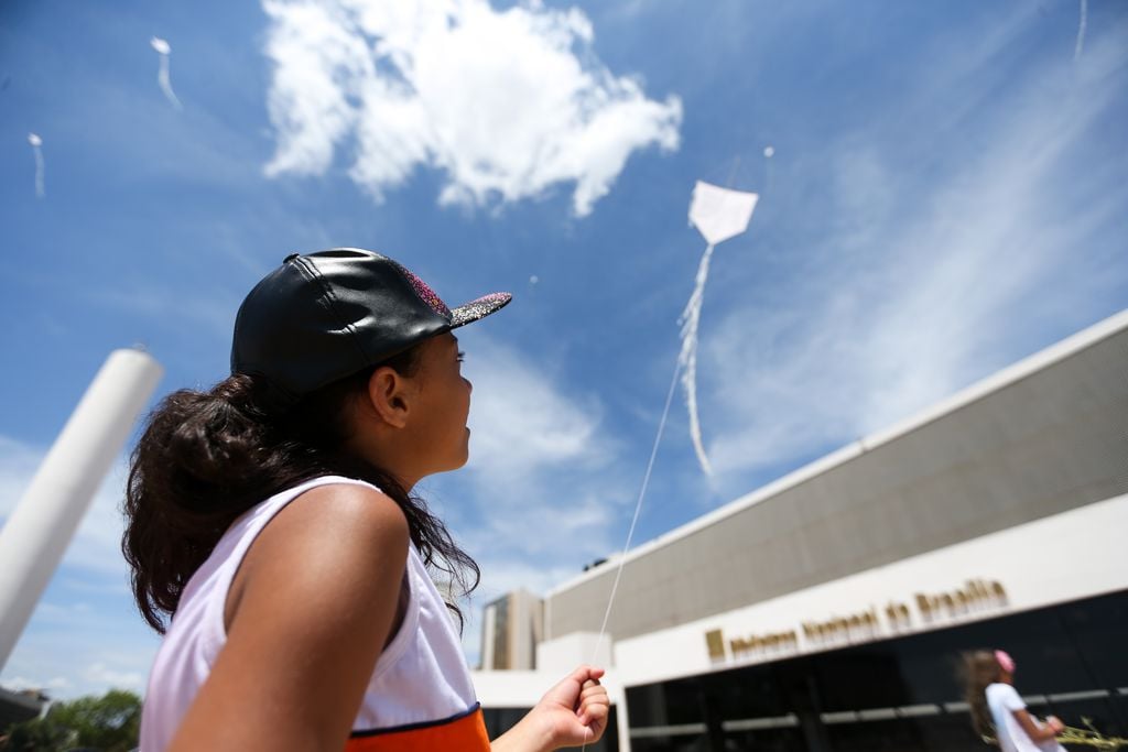 Brasília - Alunos do SESC  soltam pipas com trechos de livros e poesias, no espaço entre a Biblioteca Nacional e o Museu Nacional de Brasília. (Marcelo Camargo/Agência Brasil)