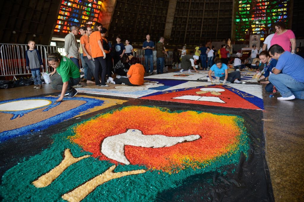 Rio de Janeiro - Confecção dos tapetes de sal de Corpus Christi na Catedral Metropolitana, no centro da cidade (Fernando Frazão/Agência Brasil).