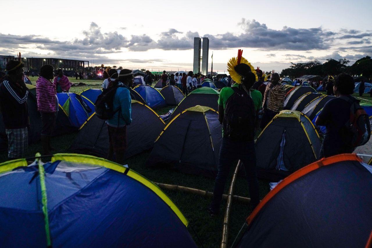 Indígenas organizam instalação do Acampamento Terra Livre na Esplanada dos Ministérios, em Brasília. Foto Pablo Alvarenga/Divulgação