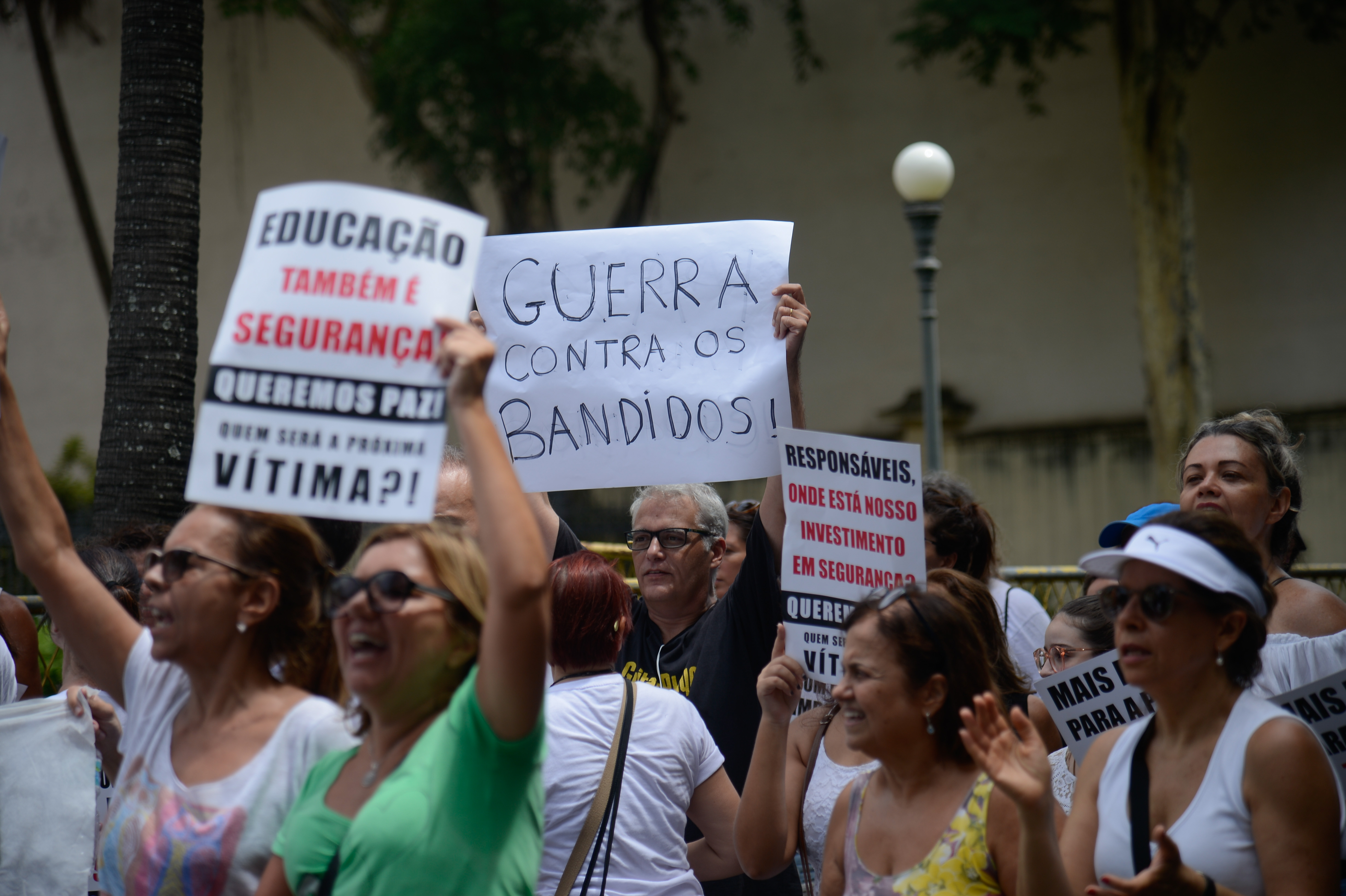 Manifestantes fazem passeata em protesto contra aumento da violência,  por segurança, em Laranjeiras, no Rio[fotografo]Fernando Frazão/Agência Brasil[/fotografo]