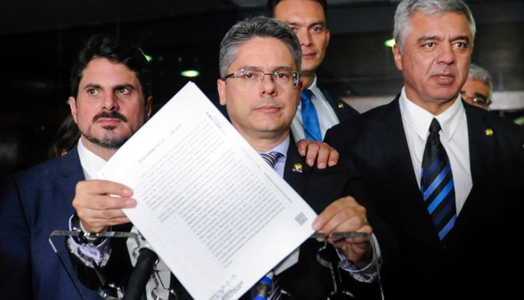 Senador Alessandro Vieira (PPS-SE) ao lado de apoiadores da CPI Lava Toga[fotografo] Jane de Araújo/Agência Senado[fotografo]