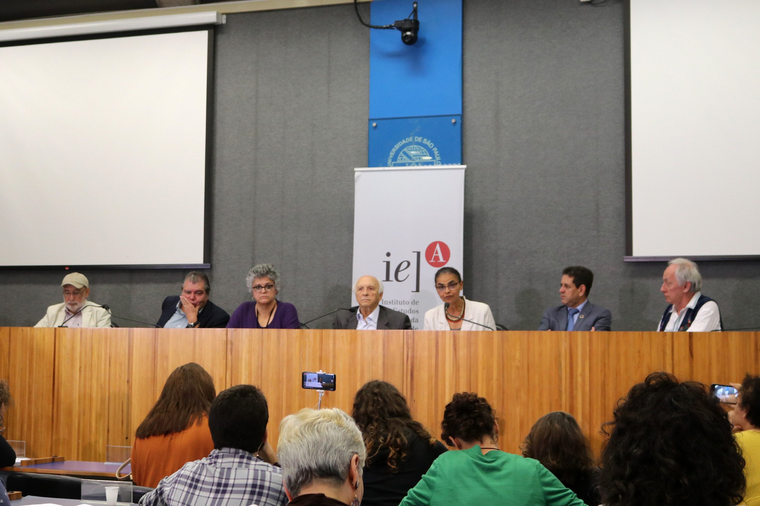 Encontro dos ex-ministros de meio ambiente (a partir da esq.) José Carlos Carvalho, José Sarney Filho, Izabella Teixeira, Rubens Ricupero, Marina Silva, Edson Duarte e Carlos Minc. Foto IEA/USP