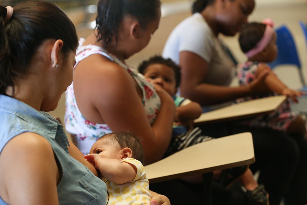 Brasília - Lorrane Paiva partcipa com seu bebê do mamaço