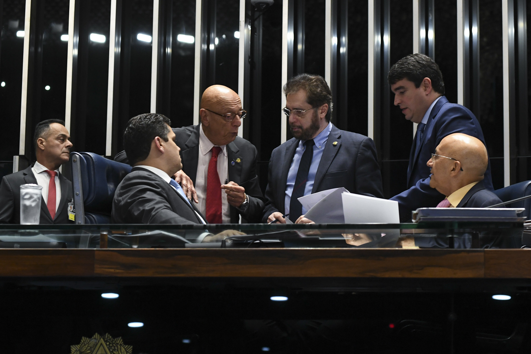 Senador Plínio Valério (PSDB-AM, de barba ao centro) , e o presidente da CCJ, Davi Alcolumbre (sentado). Foto: Rudy/Agência Senado[/fotografo]