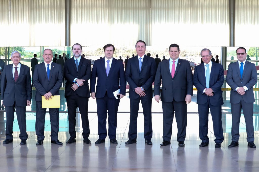 O presidente Jair Bolsonaro recebe os presidentes do Supremo Tribunal Federal, ministro Dias Toffoli, da Câmara dos Deputados, Rodrigo Maia, do Senado, Davi Alcolumbre e ministros, no Palácio da Alvorada.