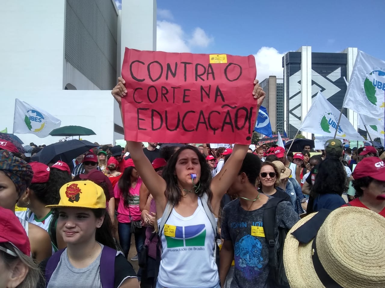 Manifestantes contra o contingenciamento do orçamento das universidades, no dia 15 de maio, na Esplanada dos Ministérios, em Brasília. Foto: Divulgação Fasubra