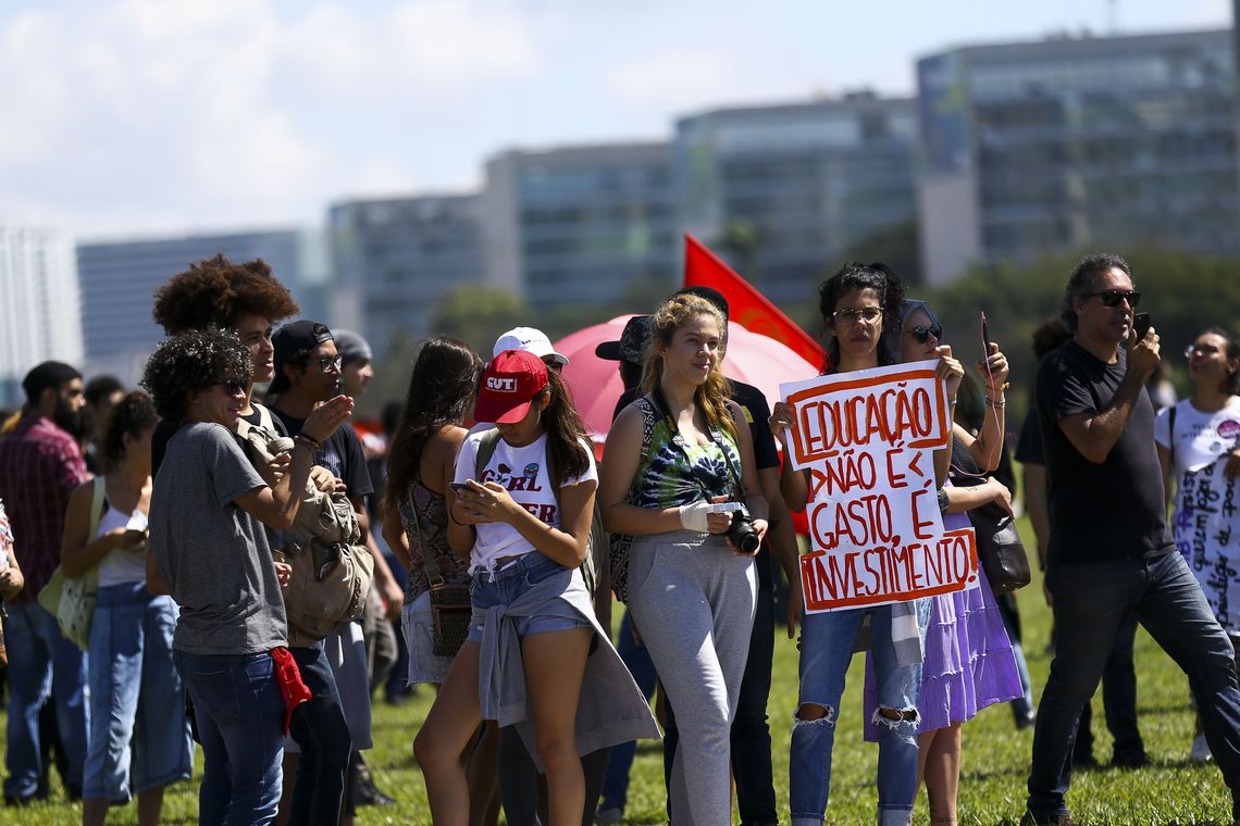 Estudantes e professores fizeram manifestação contra o contingenciamento despesas na educação em 15 de maio[fotografo]Marcelo Camargo/ABr[/fotografo]