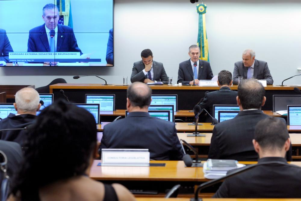 Deputado Júlio Delgado (à direita) tenta aprovar relatório da Comissão Externa sobre Brumadinho. Cleia Viana/Câmara dos Deputados