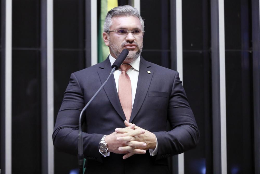 Deputado Julian Lemos (PSL-PB) durante discurso no plenário da Câmara. Ele corre risco de ser processado no Conselho de Ética. Luis Macedo/Câmara dos Deputados