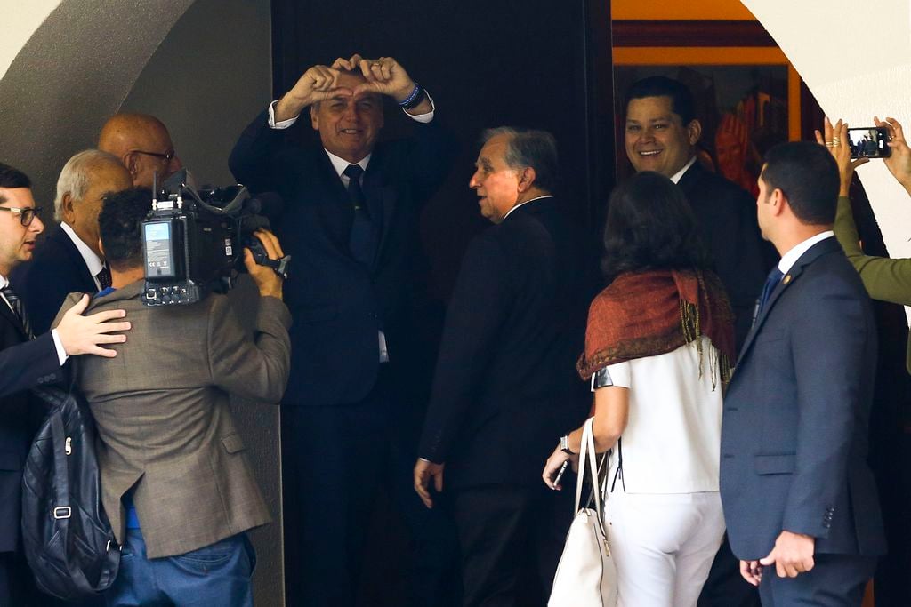 O presidente Jair Bolsonaro chega à residência oficial do presidente do Senado, Davi Alcolumbre, para reunião com parlamentares e governadores. Marcelo Camargo/Agência Brasil