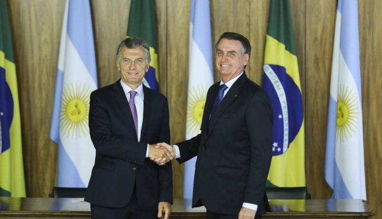 Os presidentes da Argentina, Mauricio Macri e do Brasil, Jair Bolsonaro, participam da cerimônia de assinatura de acordo de  cooperação bilateral no combate ao crime organizado e à corrupção; e nas áreas de energia, espaço e defesa