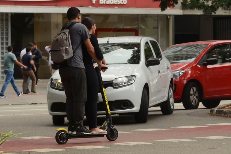 Uso de patinetes elétricos na ciclovia da Avenida Brigadeiro Faria Lima, em São Paulo[fotografo]Rovena Rosa / Agência Brasil[/fotografo]