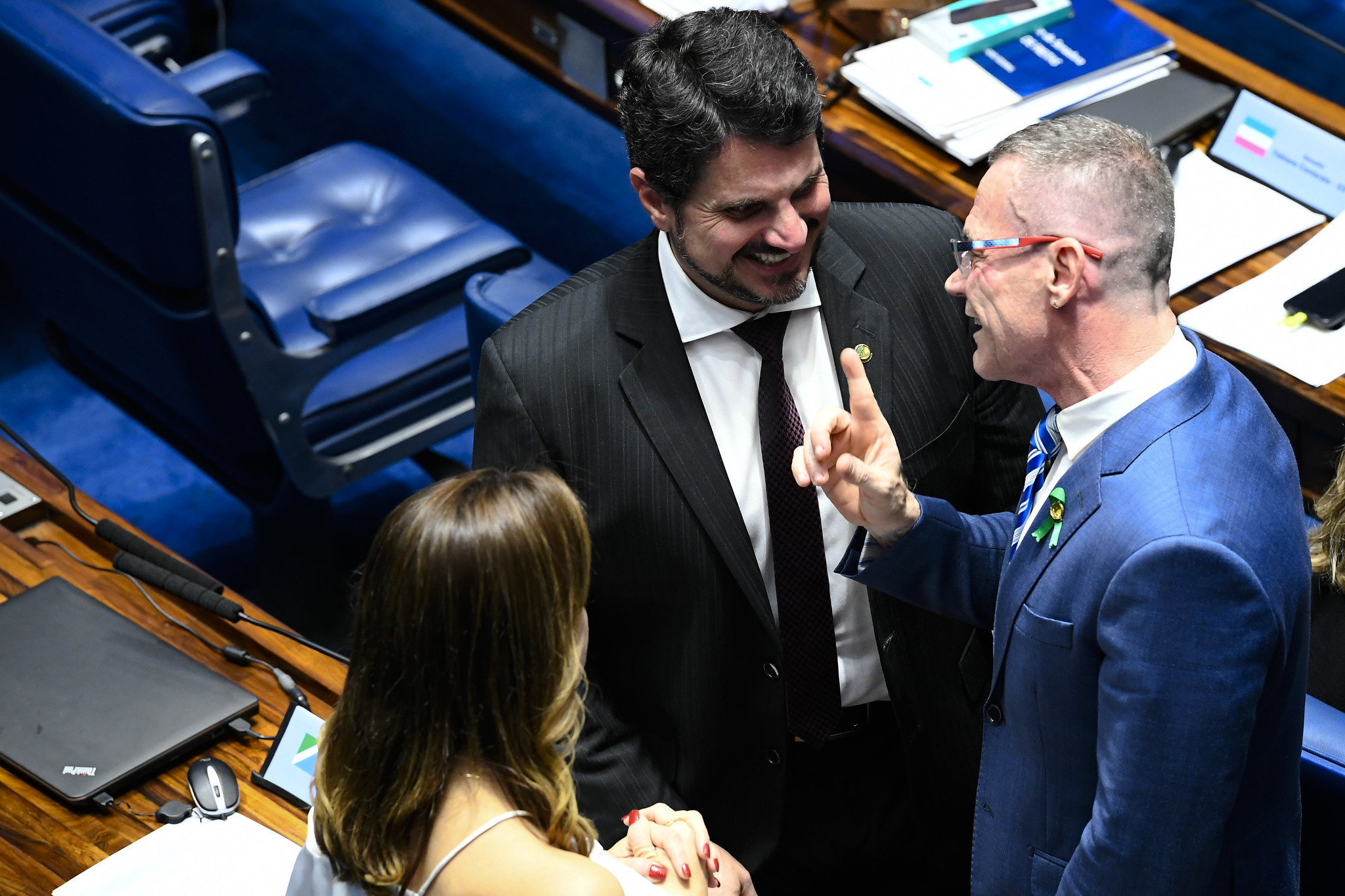 Fabiano Contarato (Rede-ES e; senador Marcos do Val (Cidadania-ES), em lados opostos da discussão sobre o decreto das armas, discutem em plenário [fotografo]Marcos Oliveira/Agência Senado[/fotografo]