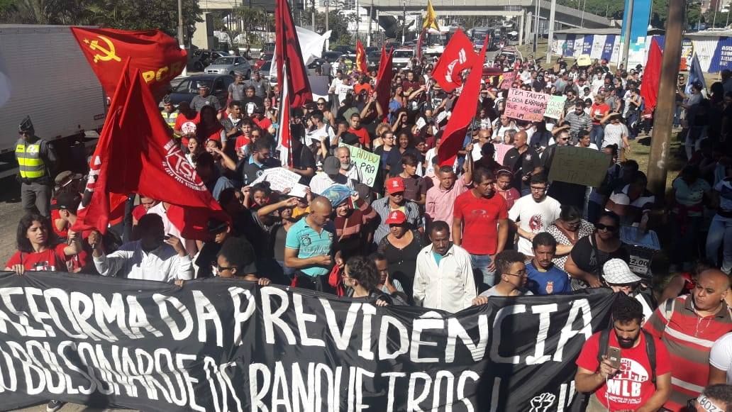 Imagem divulgada pela CUT, com trabalhadores nas ruas em Suzano (SP), em adesão à greve geral. Foto: CUT