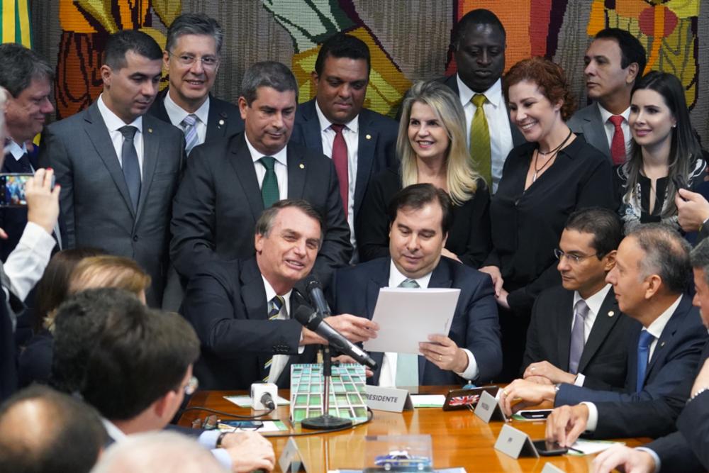 Presidente entregou pessoalmente PL que reformula regras da CNH a Rodrigo Maia [fotografo]Pablo Valadares/Câmara dos Deputados[/fotografo]