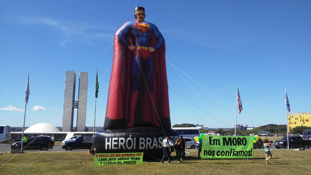 Manifestantes inflaram boneco em frente ao Congresso antes que Moro começasse a falar no Senado[fotografo]Rafael Neves / Congresso em Foco[/fotografo]