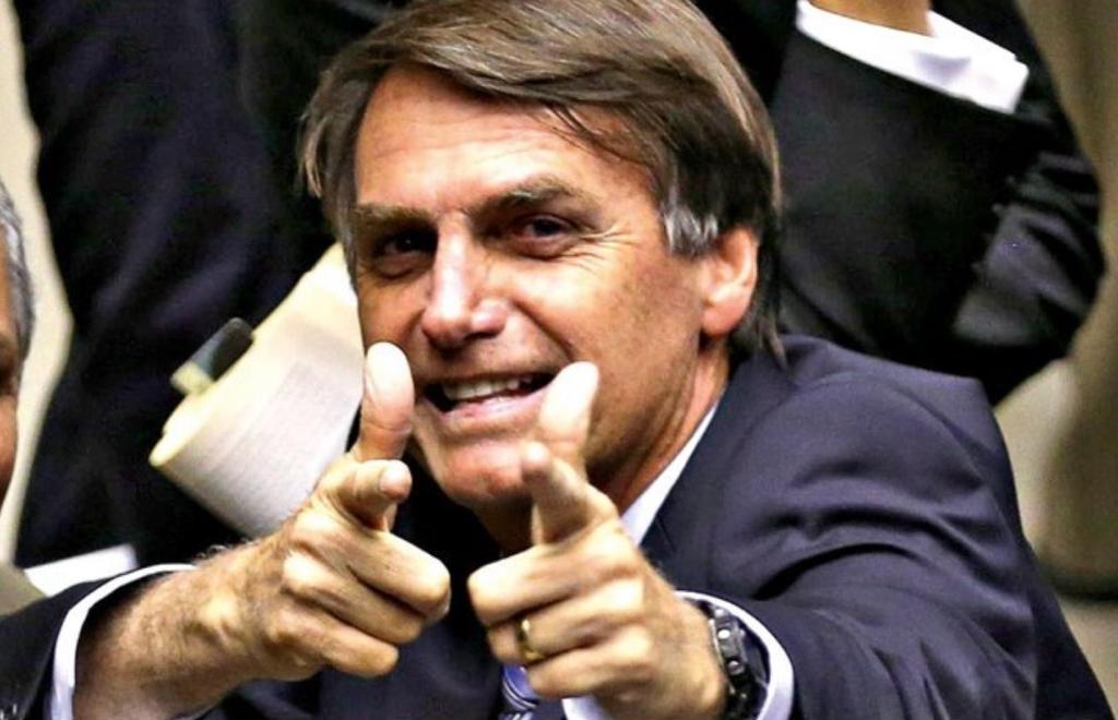 Bolsonaro simula uma arma de fogo. [fotografo] Agência Brasil[/fotografo]