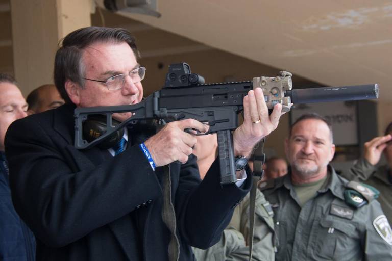 Bolsonaro posa com metralhadora durante viagem oficial a Israel[fotografo]Divulgação[/fotografo]